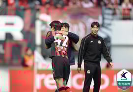 "明星大奖"孙正范攻入K联赛首粒入球！ "克里马拉梅开二度进球"首尔主场以5比0战胜光州队，跃居联赛首位 [上岩现场评论]