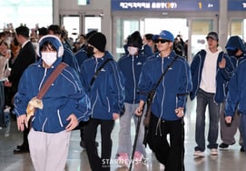 拄着RM拐杖登场...BTS在光化门演出仅12个小时就出国前往纽约 [Star Issue]