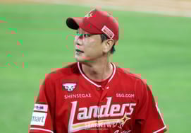 [человек.] Капитан ССГ Ким Кван Хван, "концовка" не вернулась... 2 недели реабилитации → Операция на плече →Первая половина аута подтверждена "Я тоже пожал плечами, буду поддерживать"