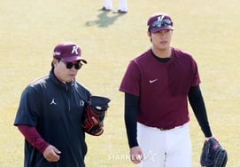 [フォト] ピッチングを締めくくる「ランダーズフィールドで球威チェック」アン・ウジン