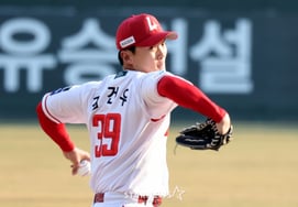 [Chụp ảnh] Kim Gun Woo ném bóng ngược