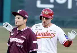 [Фото] Пак Сон Хан 'на базу с двойным RBI'