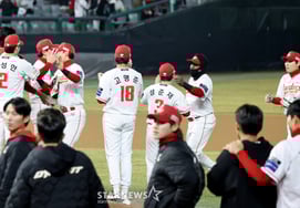 [Chụp ảnh] Landers chiến thắng trong trận đấu nuôi dưỡng 4-3