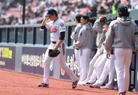 Chỉ huy trưởng: "Phát ngôn quyết tâm bất thường" Hả? Cậu à? Cậu nổi nóng à? Thank you! Bây giờ nếu lặp lại thì tôi sẽ thay đổi nó"