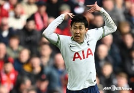 "又对着孙兴慜瞪大眼睛！ 冲击依然如故。" 没有答案的英超观众，因种族歧视德比遭遇"前所未有的中断"