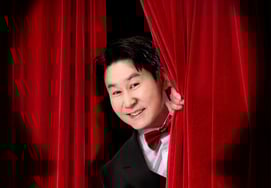 红色窗帘后的申东烨→安英美...'SNL KOREA'第八季官方海报