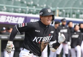 "As long as you don't get sick, you're the main player."" 19-year-old rookie starts shortstop, Lee Kang-chul 'Infinite Trust' [the site of a water source]