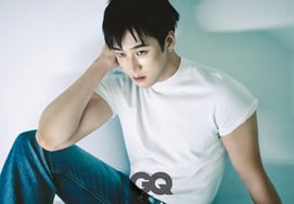 弾けそうな腕の筋肉..アン・ボヒョン、抑制された男性美の中に漂うセクシーさ