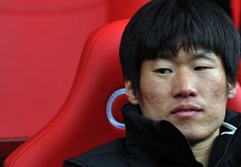 "It's the same since Park Ji-sung's days. Pathetic behavior." Il also exploded in Manchester City's "Asian Passing." Let's hold the Uzbek player's trophy. "Flipping in the air."