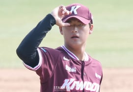 [B-Hind ★] Super Rookie 1st place, Park Jun Hyun! I'm flattered! What are you doing if it's 155km? Two hits and four runs in 0.1 innings. 8R Park Joon-gun allowed no runs in one inning due to his gut-throwing