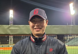 '1死満塁でカーブ-カーブ' ロッテ1R新人の強心臓を見よ、ウルサン初勝利が'ついに'挫折した "最も自信のある球種··· 楽しもうとした"