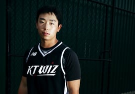 [Изображения] Если бы я подписал 8 миллиардов FA, я бы не смог увидеть! Интенсивное присутствие 19-летнего новичка, Шим У Джун и Пак Чан Хо заставили его забыть