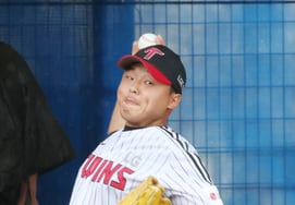 [Официальное объявление] LG Easy Gang фактически выбывает из сезона благодаря операции на локтях "удаление костей и реконструкция связок → потребуется год реабилитации".