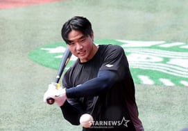 [Фото] Сон Сонгбин готовится к последней демонстрационной игре