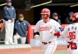 [Photo] Ko Myung-jun, who came from behind to hit a two-run homer in the 'Lotte match'