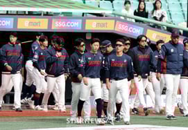 [Chụp ảnh] Trận đấu cuối cùng thật đáng tiếc. Các cầu thủ Lotte."