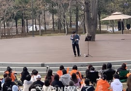 Kim Dong Wan đã ra đường..Hiện trường biểu diễn busking 'Làn sóng ánh cam' [hiện trường ngôi sao]