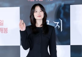 Ким Хе Юн спокойно одета в черное мини платье [★Фото]