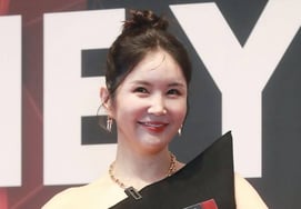 Sau khi đăng tải lời xin lỗi vì tranh cãi liên quan đến việc mua sắm tại nhàJang Young-ran, chồng của cô, ủng hộ cô. [Star Issue]