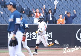 "厉害"韩华队第9回合末反败为胜的2分本垒打连续剧！ 足足动员了21名投手，"乐天→斗山队之后以并列第3位结束比赛"，以9比8反败为胜NC队