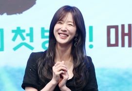 Lee Soo-kyung, lovely smile with her eyes [★ Photo]