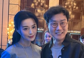 Director Hwang Donghyuk of "Omg" next to Fan Bingbing..Hong Kong's Surprise Meeting 'Concentrates Attention'