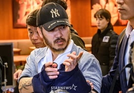 《犯罪都市2》毒品王朴旺烈在机场挑起是非和指手画脚的"你又不是男人"……对遣返的粗暴对待 [综合]