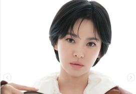 Song Hye Kyo, hôm qua để tóc dài thẳng, hôm nay để tóc ngắn..Khoe nhan sắc