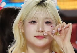 [Chụp ảnh] Ahn Hye Ji 'Mình say trong nail của mình rồi'