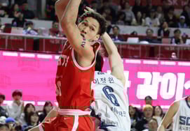 [Chụp ảnh] Eddie Daniel và Lee Jung Hyun thắng rebounds