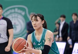 「優勝争いは最後まで続く！」『ハナ銀行、ウリ銀行を抑えて『リーダー』KBに0.5G差で追い上げ』 [WKBL]