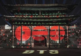 国境を越えるBTS『アリラン』、ロンドン・ニューヨークのランドマークを席巻