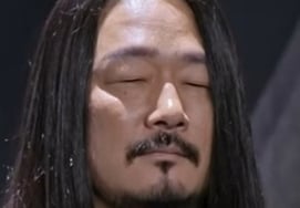 《黑白2》金道允，和女朋友同居中的"圣水洞家"首次公开。"是情圣啊" [霍姆斯]