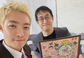 A 'good son' who writes down his/her phone number while giving a picture to Gangnam and Ito Junji