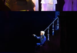 Ngay từ buổi diễn đầu tiên đã bùng nổ rồi.Kim Hee Jae tẩu tán toàn bộ vé 'Romeo & Juliet'