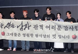 15 triệu lượt xem 'Wang Sana' giữ vị trí thứ 3 và doanh thu cao nhất mọi thời đại.Cuộc diễu hành ghi chép lịch sử [Star Issue]