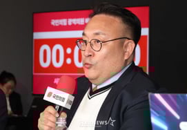 「ルームサロンの従業員を暴行したのは誰か？」「イ・ヒョクチェ、若手オーディション審査員としての行動に『非難の嵐』」 [スター・イシュー]