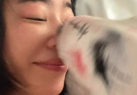 イ・ヘヨン、愛犬のフェイスペインティング..子犬への虐待なのだろうか？ [スター・イシュー]