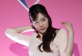 [Chụp ảnh] Noh Yoon Joo Ah, dù là chỉnh tóc cũng rất lôi cuốn