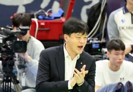 [Chụp ảnh] Huấn luyện viên Lee Young Taek khuyến khích các cầu thủ."