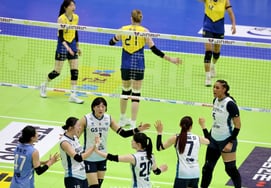 [Photo] "Cheering GS players."