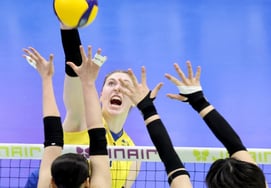 [Photo] "Trying to hit hard." Kari