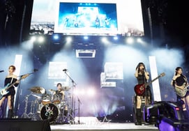 QWER in Spring, a flood of love calls for a large festival..a wide range of activities at home and abroad