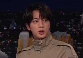 BTS Джин, 'World Wide Handsome', который сияет 'The Jimmy Fallon Show'.Фанаты со всего мира «Жара»