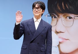 ソン・シギョン、背が高くこなすスーツ [★写真]