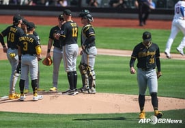 "How can you not even fill one inning?" Rookie of the Year → Cy Young Award monster, lost five runs in the ⅔ innings of 'worst pitching in life'