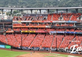 "等待18年的主场揭幕战"韩华老鹰队，"韩国特级开球"加上雨衣波浪+火花表演，"扑通扑通"