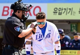 "Muốn chảy nước mắt luôn.""Dawn Choi Hyung Woo đã quay trở lại sau gần 10 năm với vị trí đánh bóng của Rapak → Mặc dù đã cởi mũ bảo hiểm ra chào hỏi nhưng thật tiếc là Bumtaran lại giành được vị trí đánh bóng trong top điểm số."