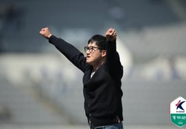 Lee Jung Hyo's Magic: Suwon thăng hạng áp đảo! Chiến thắng 5 trận → Ghi được 9 bàn thắng và 1 bàn thua... Đội mới đánh bại Yongin 1-0 [Đánh giá tại hiện trường Yongin]