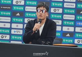 "Неожиданно" режиссер Ли Чон Хё взбудоражила очарование, надела "Чистые очки" и пресс-конференцию "Я думаю, фанатам Сувона понравится больше..." [Место проведения: Йонъин]